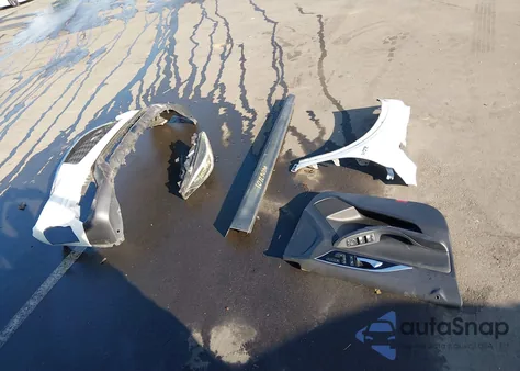 2017 Infiniti Qx30 Luxury z USA, uszkodzony, nr VIN SJKCH5CR4HA034619